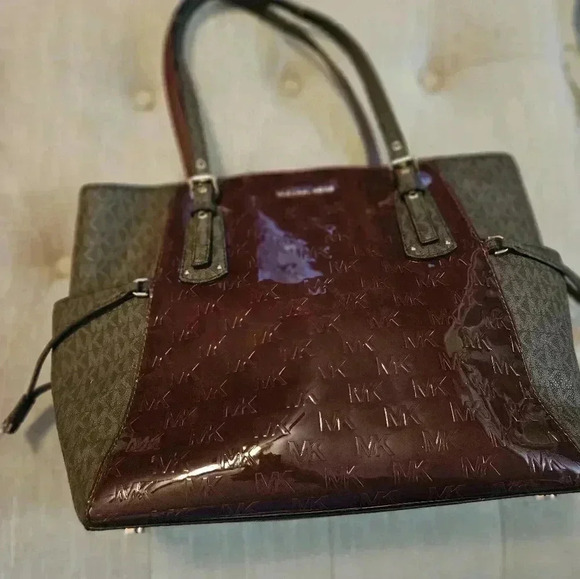 Michael Kors Voyager Red Large Leather Tote - Picture 2 of 9